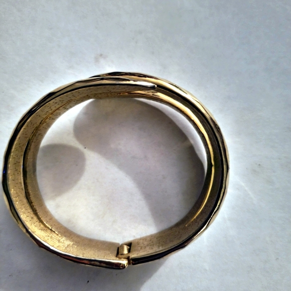 Shiny Gold Tone Diamond Pattern Hinged Clamper Style Cuff Bracelet - Picture 4 of 6